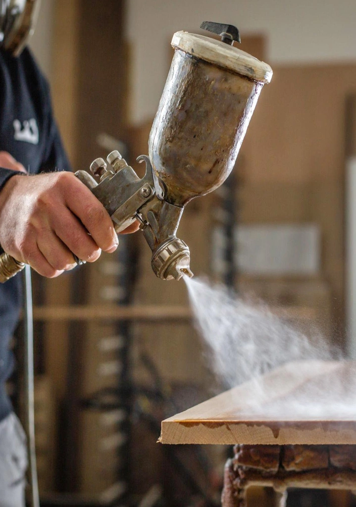 Spray lacquering and furniture renewal finish